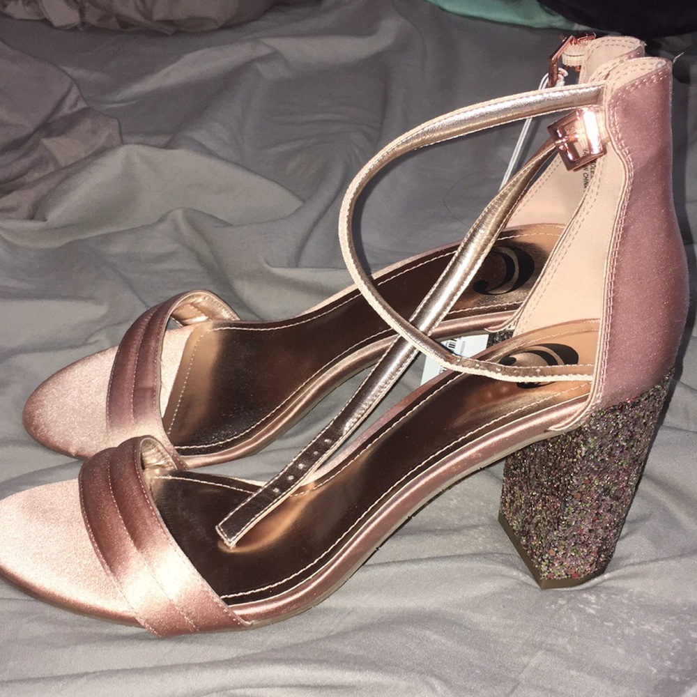 Brand new rose gold heels😍